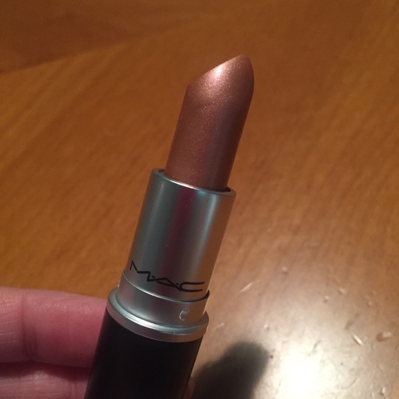 MAC Frost Lipstick Delish 👄 - Picture 4 of 8